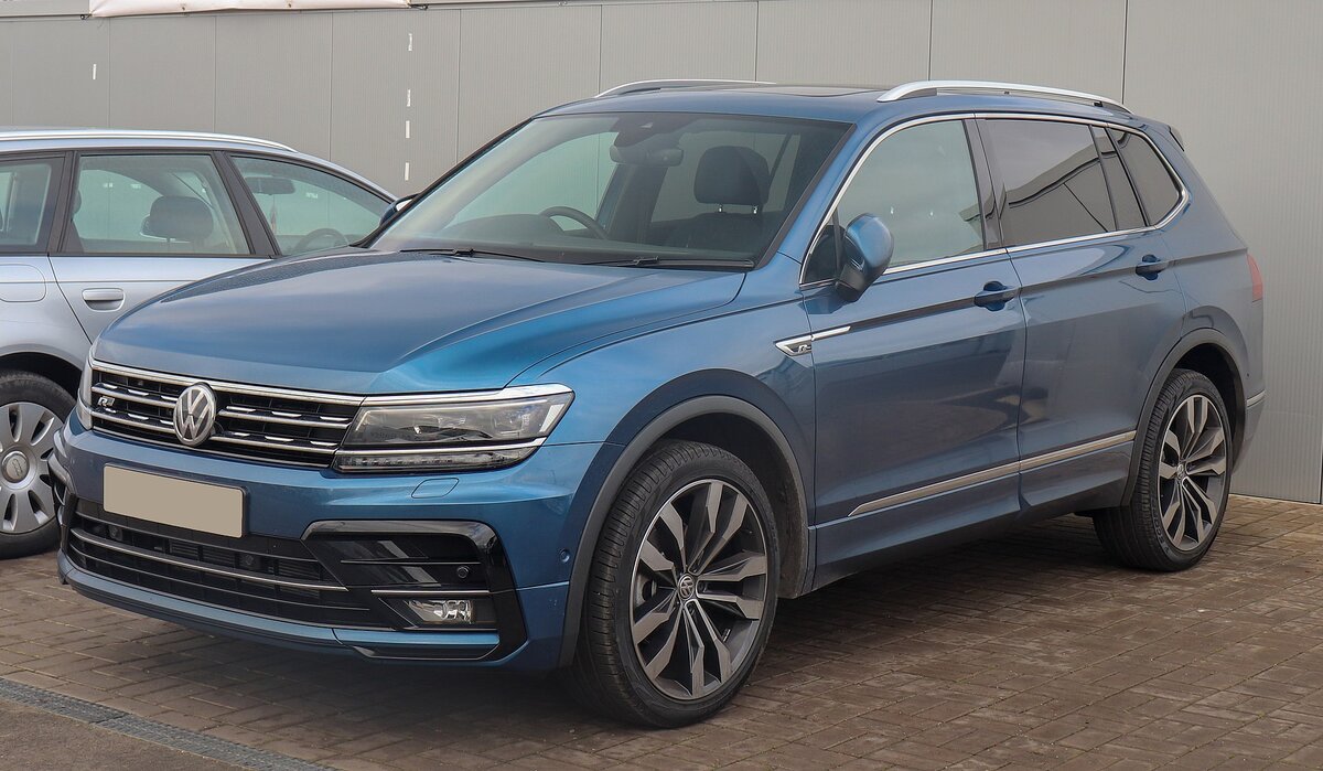 Volkswagen Tiguan 
Общие данные Производитель	Volkswagen
Годы производства	2007 — настоящее время
Сборка	Вольфсбург, Германия Германия
Калуга, Россия Россия
Аурангабад, Индия Индия
Класс	Компактный кроссовер
Дизайн
Тип кузова	5‑дв. SUV (5‑мест.)
Компоновка	переднемоторная, переднеприводная
переднемоторная, полноприводная
Колёсная формула	4 × 2
4 × 4
Двигатель
бензиновый двигатель внутреннего сгорания
Массово-габаритные характеристики
Ширина	1809 мм
Колёсная база	2604 мм
На рынке
Связанные	Audi Q3, Audi A3, VW Golf Mk5, Volkswagen Jetta, Volkswagen Eos, Volkswagen Passat
Похожие модели	Toyota RAV4, Kia Sportage, Ford Kuga, Citroën C4 Aircross
Сегмент	J-сегмент