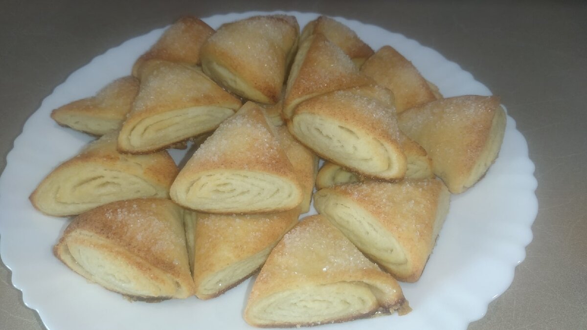 Для приготовления вкусного печенья из творога, нужно взять следующие ингредиенты 
400 гр творога
200 гр сливочного масла (комнатной температуры)
100 гр сахара
350-450 гр пшеничной муки
1/2 ч.л соли
10 гр разрыхлителя
1 пакетик ванилина
1 яйцо
сахар на посыпку