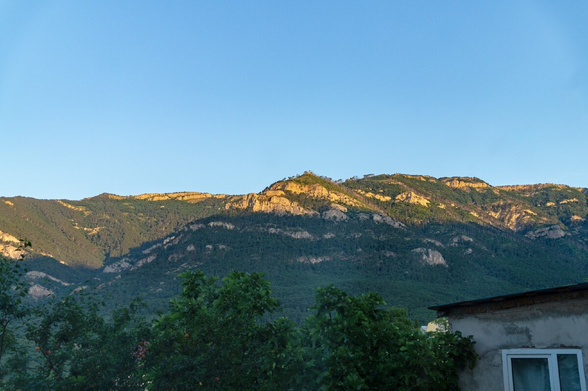 1. Хребет Кизил-кая, скалы Иограф-кая и Сююрю-бурун сразу после восхода Солнца, в 5:50 утра, за полтора часа до отправления теплохода. Вид из окна гостевого дома в Васильевке.