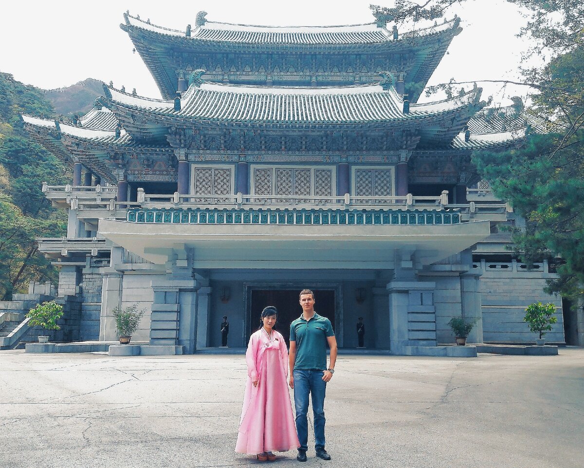 Внутри музея фотографировать 📸 запрещено. Поэтому здесь будет фото на фоне здания музея вместе с местным гидом.