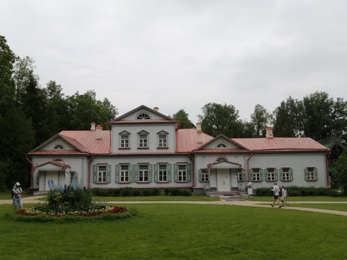 Главное  здание музея-заповедника Абрамцево. Фото автора.