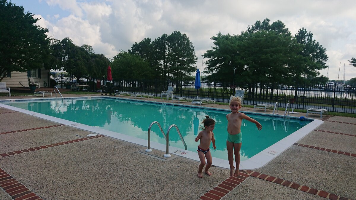 Сегодня мы плавали совсем одни!