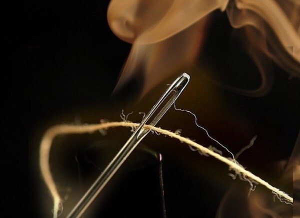 После этого прокалите иглу в пламени свечи, закройте глаза и разломите её пополам.