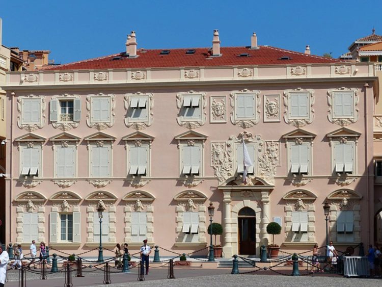 Фасад исторического здания на площади Пале в Старом городе Монако