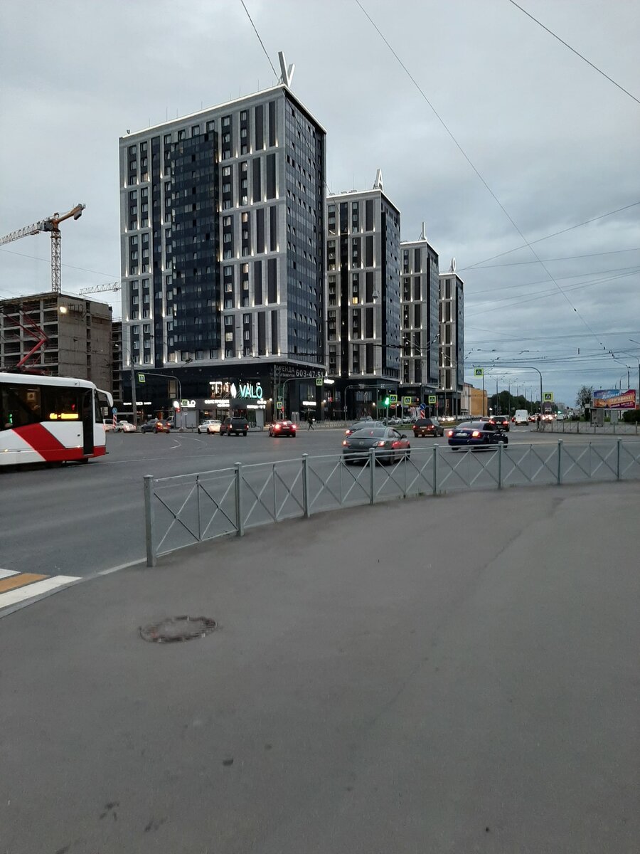 Апартаменты в СПб, пример. Локация отличная, рядом метро и ТЦ, до центра не больше 5 км. В процессе стройки апартаменты стоили по 2,5 -3 млн.р., сейчас подороже. Студии в подобной локации стоят более 4 млн.р., так что разница в цене очевидна.