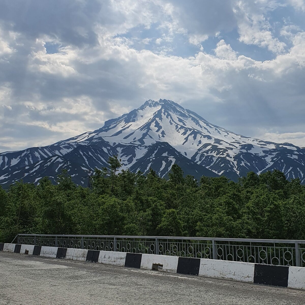 Живописная дорога на базу у подножья Вилючинского вулкана