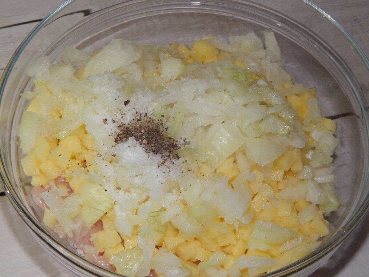 Курник из слоеного теста с курицей и картошкой — рецепт с фото пошагово