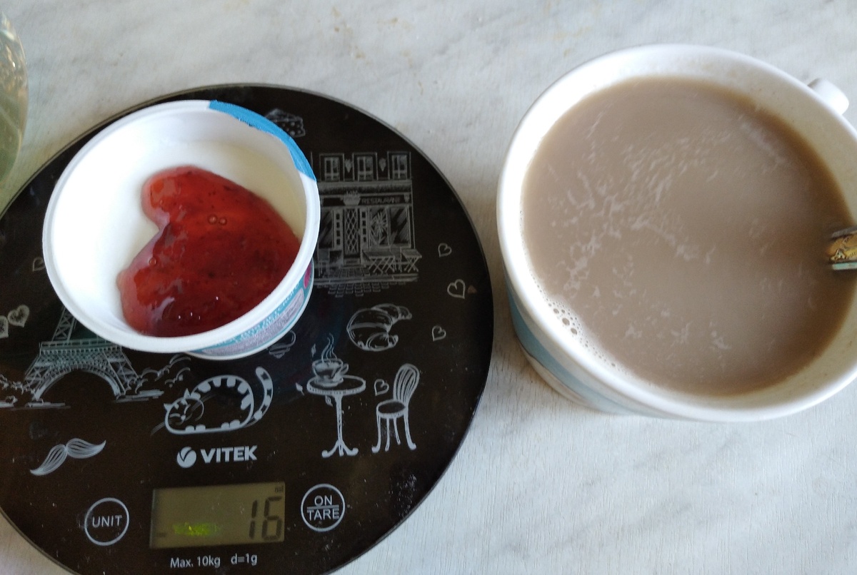 Второй завтрак - творожок,джем, цикорий с молоком= 185 калорий