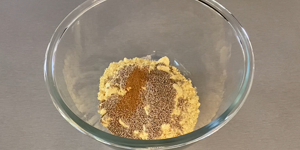 Кукурузная мука, семена чиа, сахар и корица.