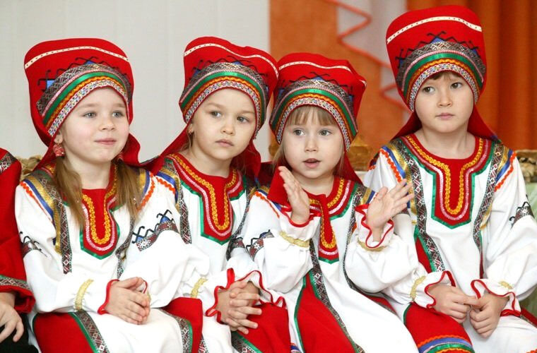 У́гры — обобщающее этническое имя, присвоенное родственным по языку народам — манси, хантам и венграм (мадьярам). Угорские языки и родственные им финно-пермские языки относятся к уральской языковой семье. К современным народам, говорящим на угорских языках, относят венгров и обских угров (хантов и манси).