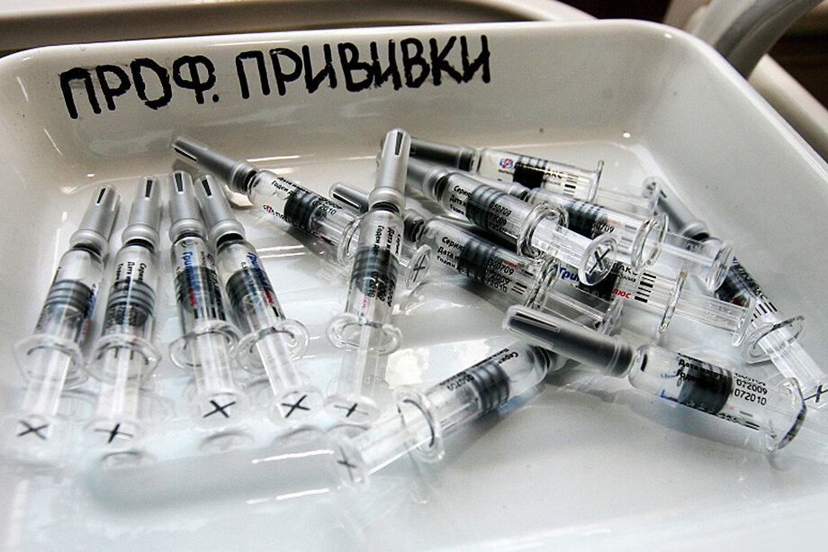 На сегодняшний день вакцинация от коронавируса не входит в календарь профилактических прививок и прививок по эпидемическим показаниям, утверждённый Минздравом РФ.Фото: Виталий Аньков/РИА Новости