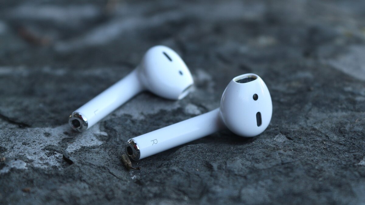 AirPods   (источник фото - сайт:https://pixabay.com/ru/)