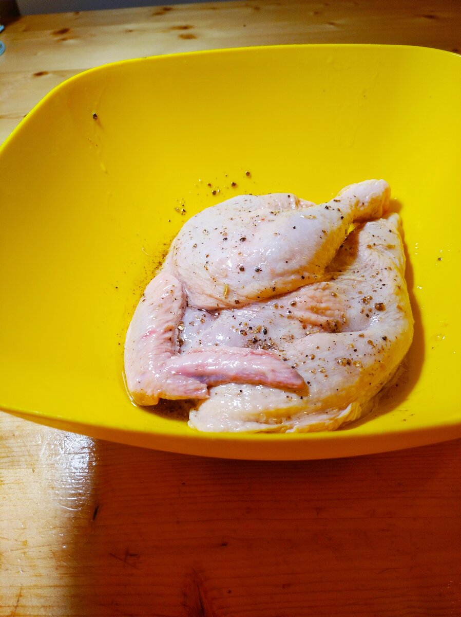 Не забудьте переворачивать цыпленка в маринаде.