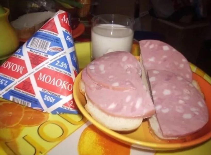 Молоко с бутербродами