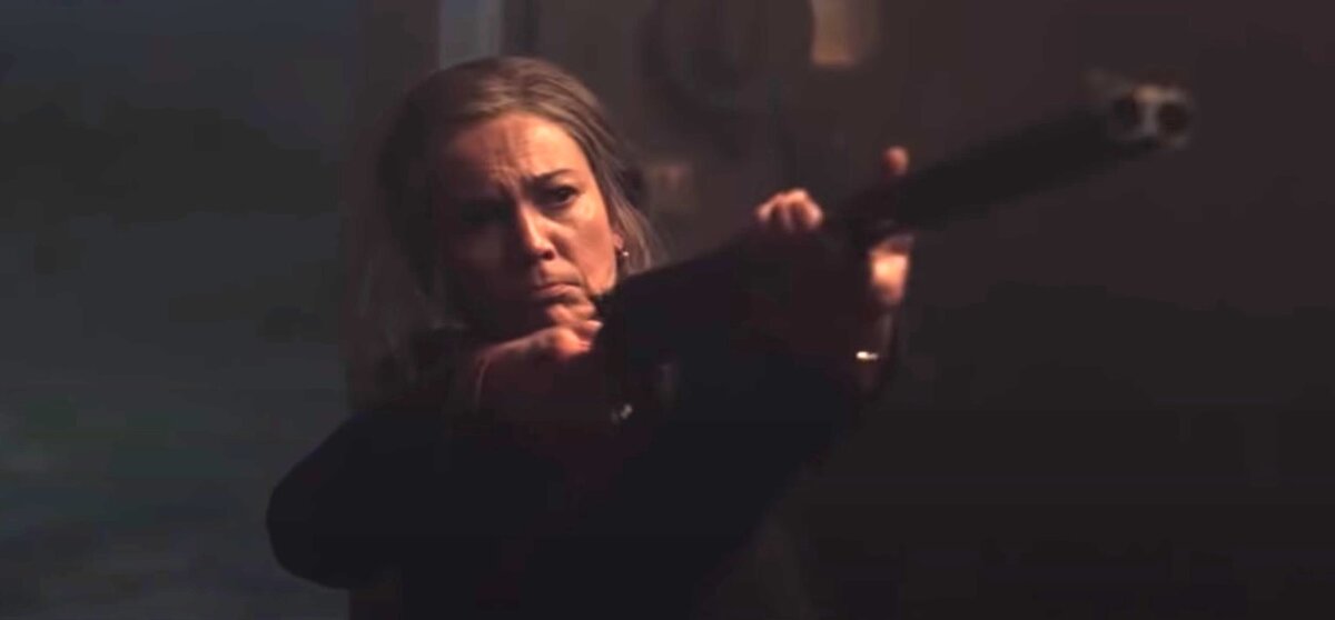 Лэйн берёт ружьё.