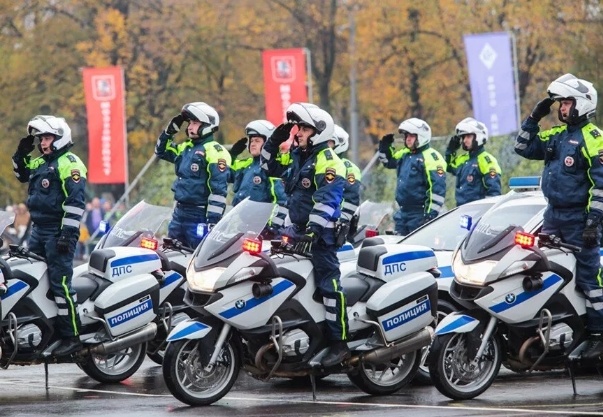 А это уже современные полицейские на железных конях 
