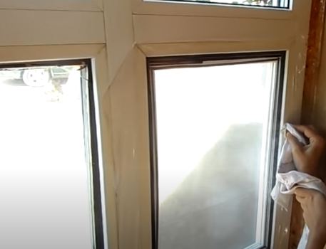 Пошаговая инструкция утепления окна с помощью полиэтиленовой прозрачной плёнки и фена (с фото)