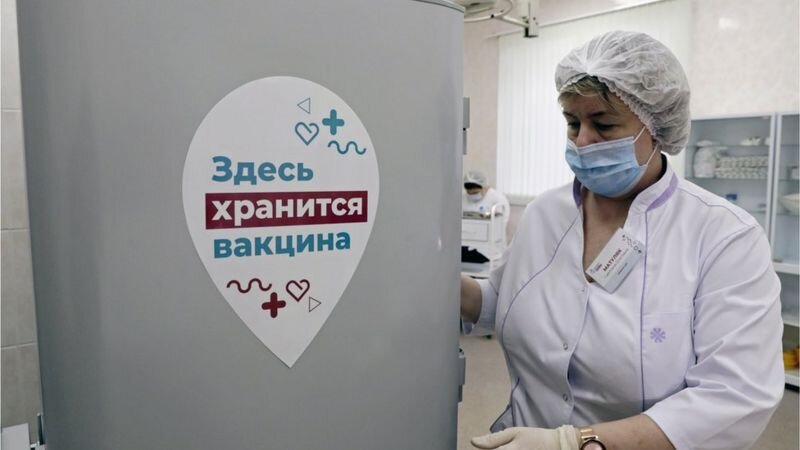 В Москве от коронавируса прививают уже две недели, до регионов вакцина доехала только несколько дней назад
