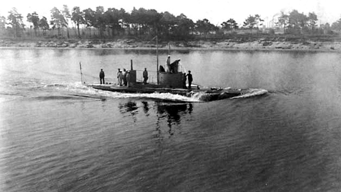 Подводная лодка "Сиг" на полном ходу