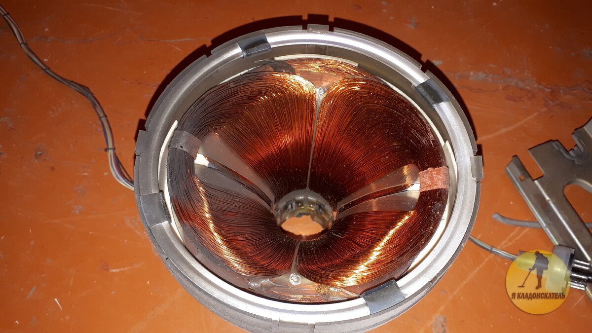 Хотел выкинуть старый телевизор, но передумал и сдал в металлоприёмку ...