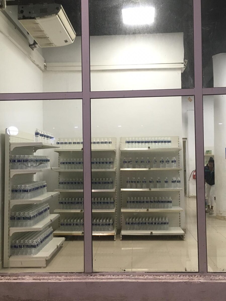 Большинство магазинов в Гаване сейчас  выглядят так