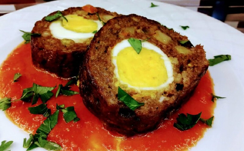 Мясной рулет с овощами и яйцом на замену надоевшим котлетам