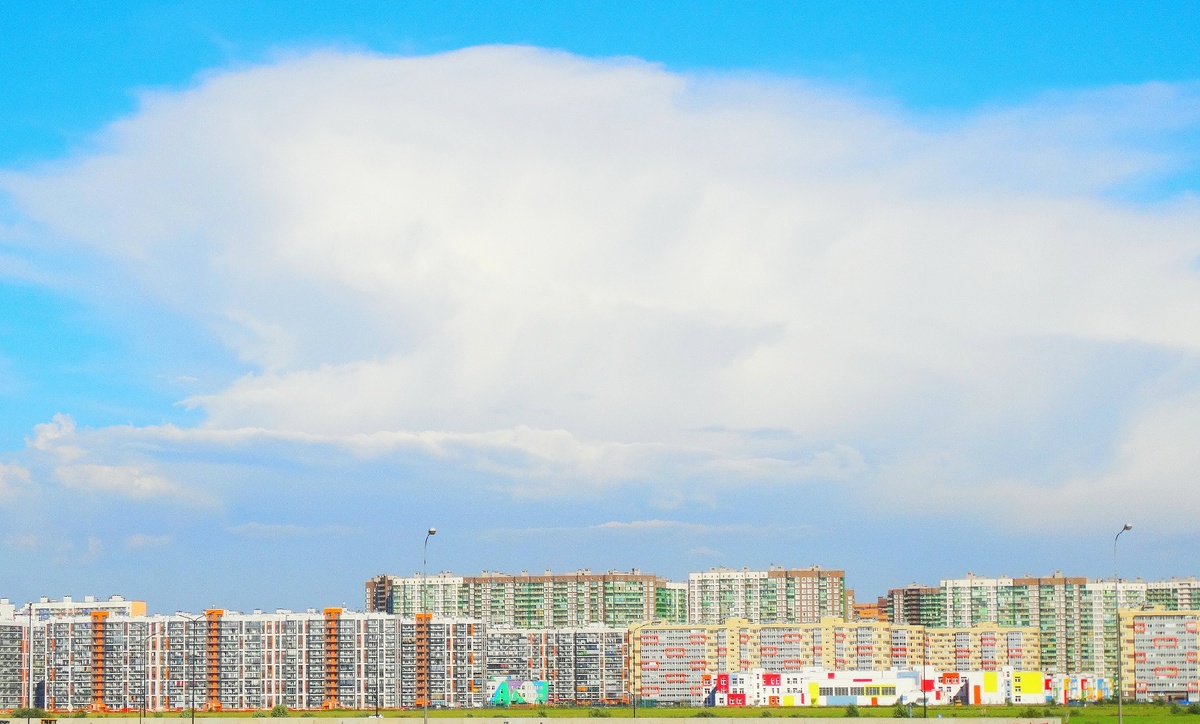 Снимок новостроек Мурина, которые находятся за кольцевой дорогой в Ленинградской области.  