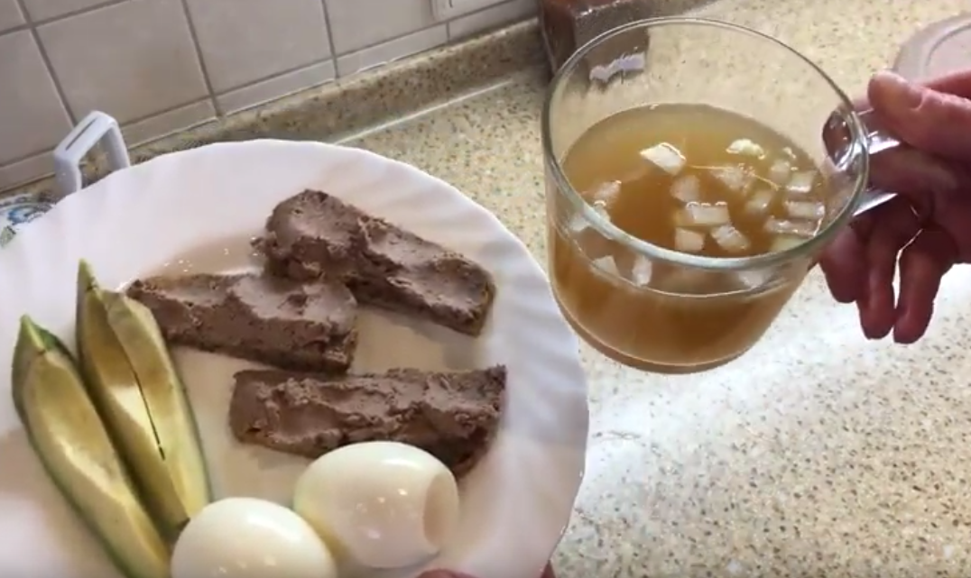 Перекус:  цельнозерновой хлеб с домашним паштетом, костный бульон, яйца и авокадо