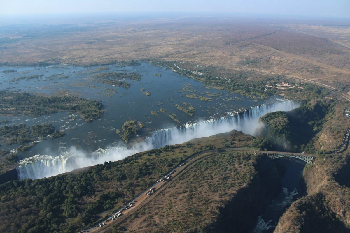 Озеро ливингстона африка. Замбия река Замбези. Река Замбези Африка. Исток реки Замбези.