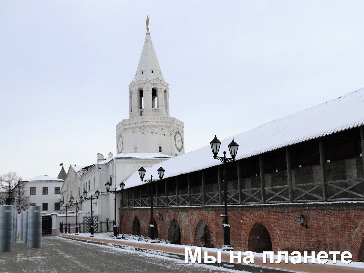 Пусто рядом со Спасской башней – центральным входом в Казанский Кремль