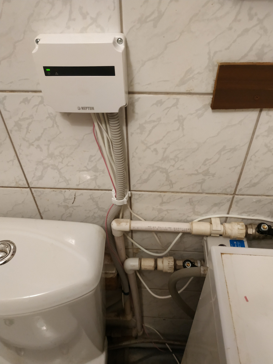 Умная коробочка на стене