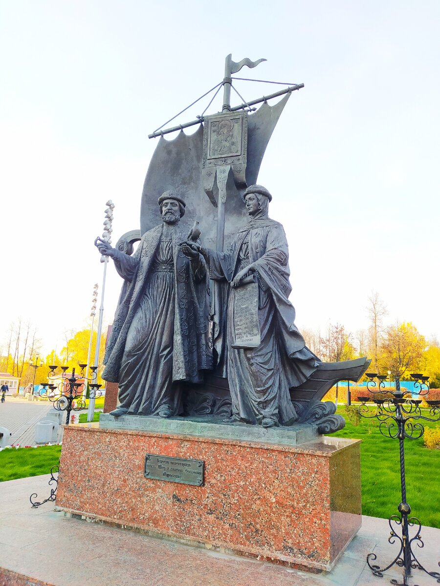 Почти в каждом крупном городе есть памятник Петру и Февронии Муромским.