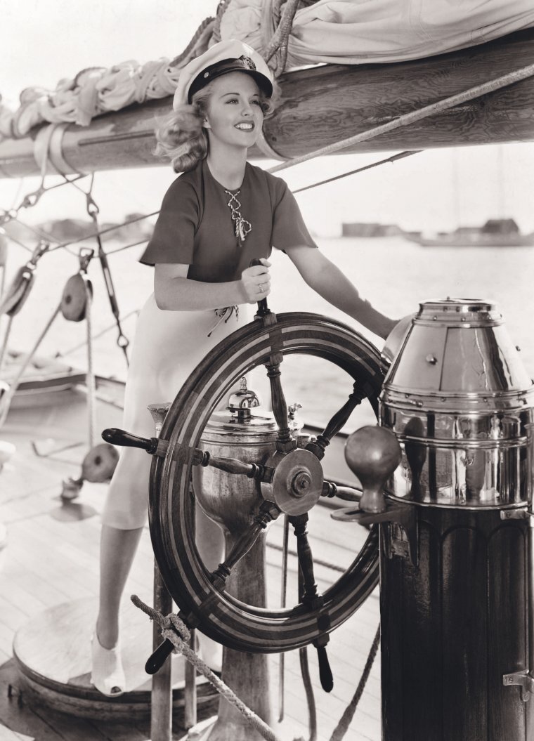 Женщина у штурвала.