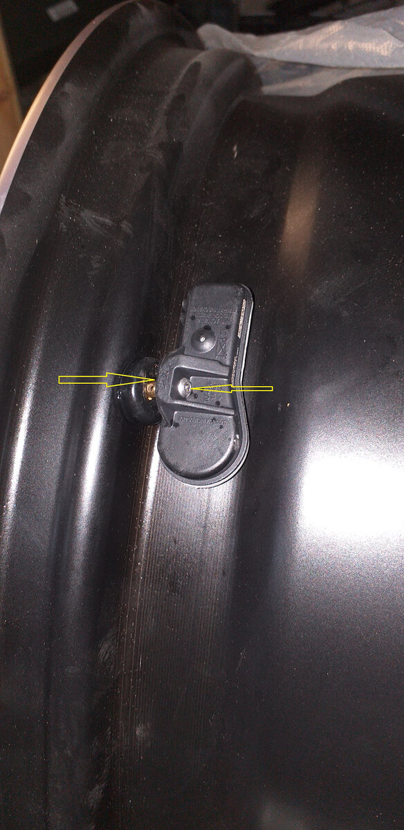 Место где имеется грань на штуцере и винт под шестигранник, очень мелкий который держит датчик.