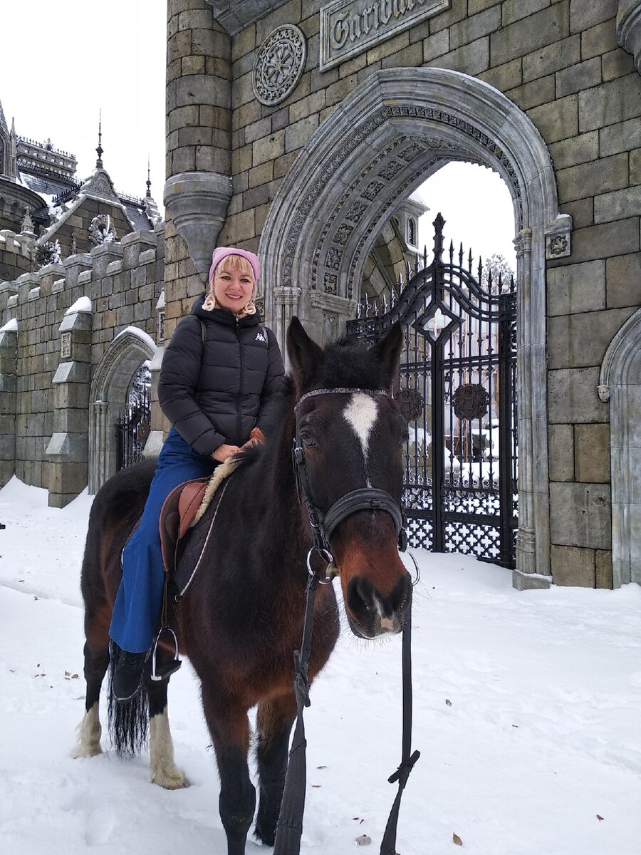 Верховые прогулки устраиваются как возле замка, так и в окрестностях Хрящевки