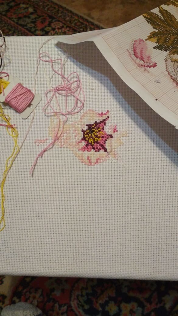 Большинство моих клиентов знаю чего хотят, и поэтому сами ищут схемы(или просто картинки), кто может желает подбор сам, и покупает ниточки. 