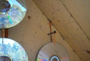 Самый незамысловатый способ отпугивания пернатых от балкона – это использование ярких бликов, способных дезориентировать птиц. Реализовать это решение можно следующим образом: