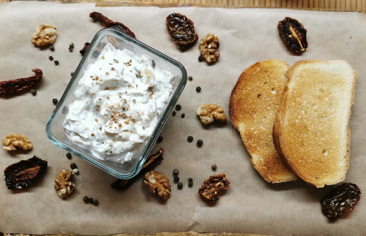 Творожный сыр, с солеными огурцами и чесноком, из замороженного кефира! |  Давайте попробуем! | Дзен