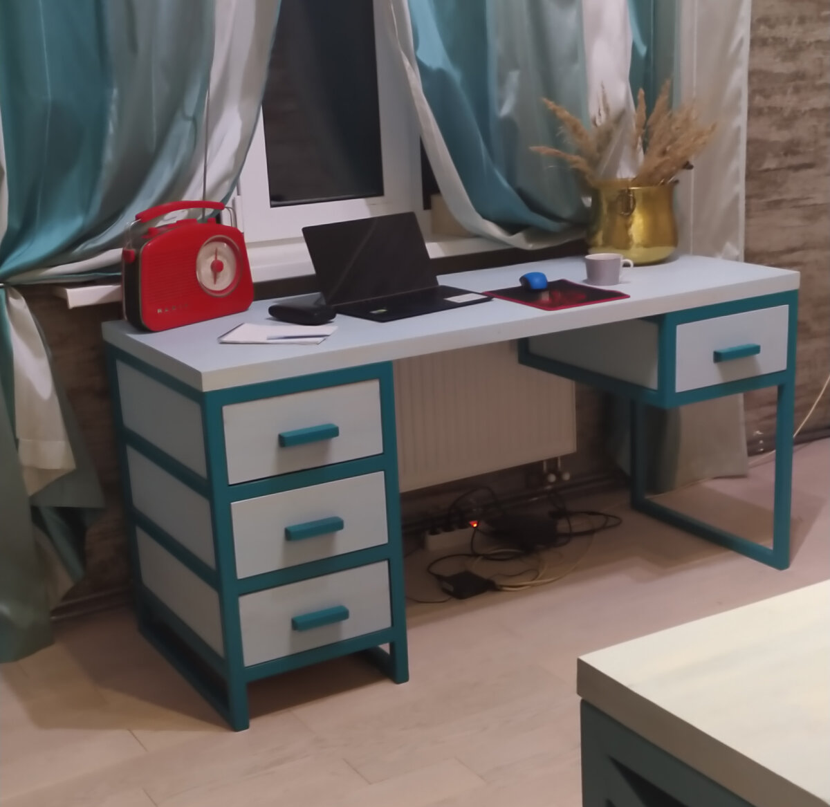 Стол как стол. Разве что цвет для лофта необычный. Ну, мне показалось, что так будет лучше для мрачной комнаты.