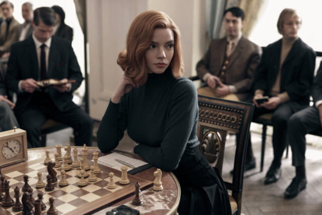 Кадр из сериала «Ход королевы»