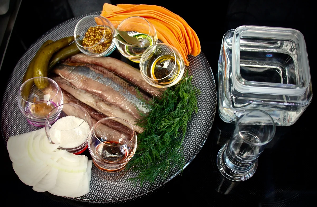 Бутылка и закуска. Натюрморт. Выпивка и закуска. Мировой закусон. Мировой закусон.
