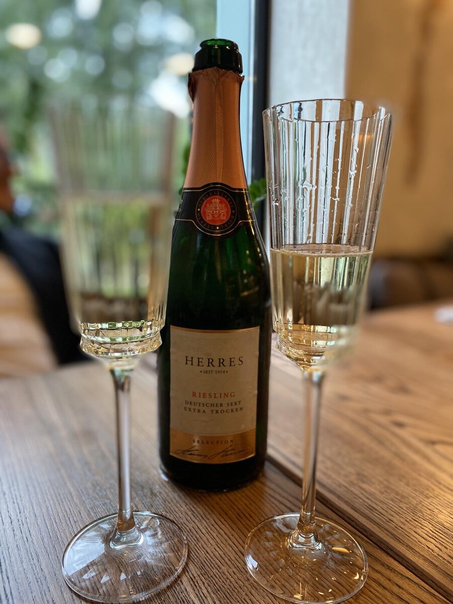 Производство игристого вина "Herres" было начато в 1954 году братьями Питером и Гансом Херрес в Долине реки Мозель.