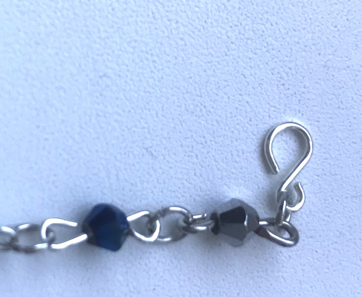 S-образная застежка 8мм. Застегивается в обычное соединительное колечко. Очень удобно.