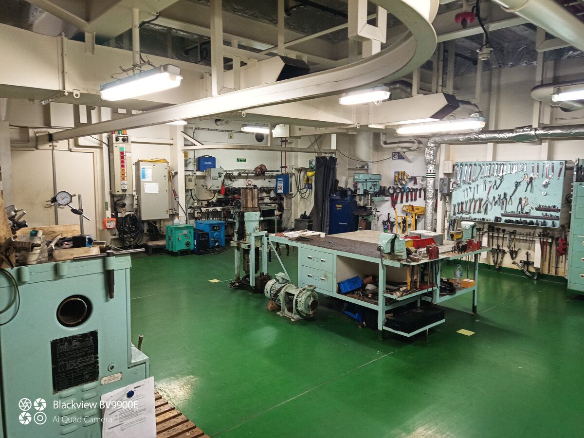 Work shop (мастерская на контейнеровозе).