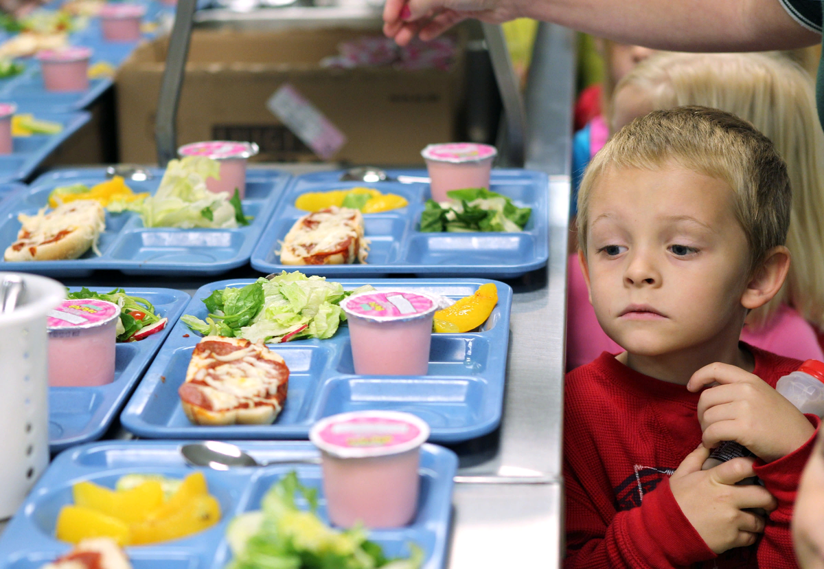 Что едят в садике. Питание в детском саду. Еда в детском саду. Детский садик обед. Обед в детском саду.