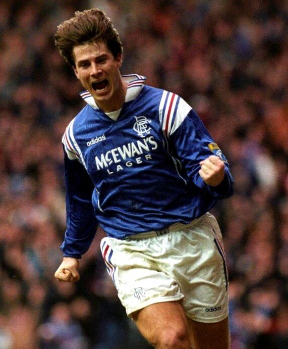 Брайан Лаудруп - датский футболист, полузащитник и нападающий. Младший брат Микаэля Лаудрупа. Лаудруп выступал во многих известных клубах Европы, в частности проведя треть карьеры за «Рейнджерс».