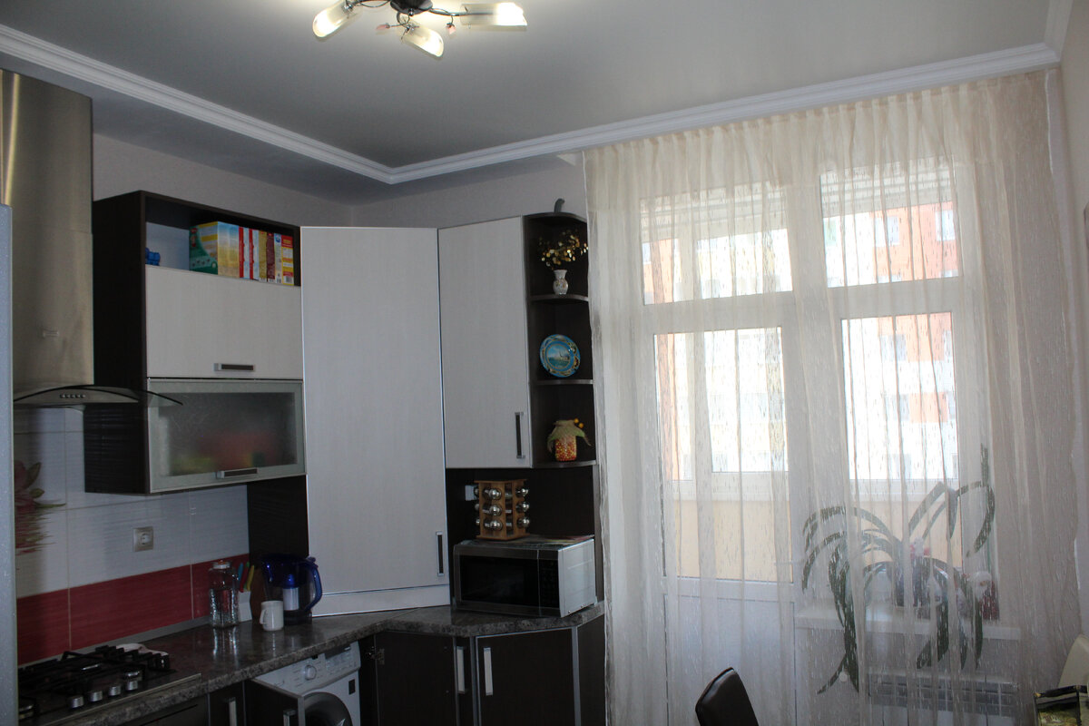 Микроволновка стоит на столешнице