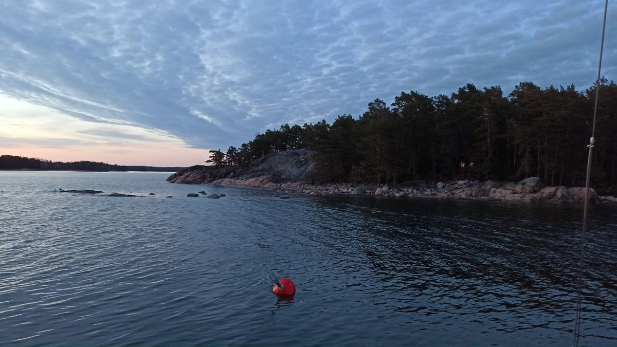 Заход на стоянку довольно узкий и глубины 2-2.5 метра. Рядом камни.