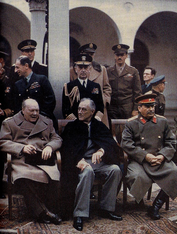 На Ялтинской конференции (февраль 1945 г.). Сталин Рузвельт Черчилль 1945. Сталин Рузвельт и Черчилль на Ялтинской конференции. Рузвельт Черчилль Сталин конференция Ялта. Ялтинская конференция это