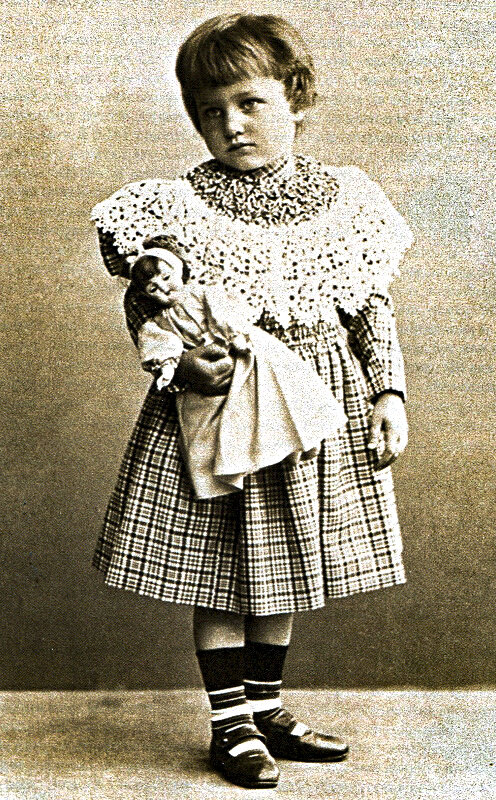 Из интернета. Лариса в детстве.
